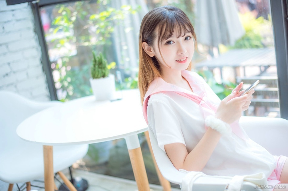 “多谢夫君体谅。”大乔微微松了口气，见小乔还站在那里不动，不由有些气急，拉了拉妹妹的手。